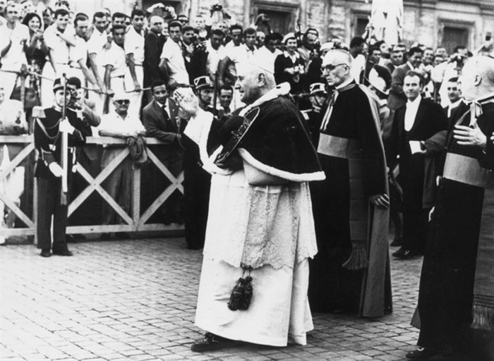Giáo hoàng John XXIII ở quảng trường Thánh Peter, Rome 1960.